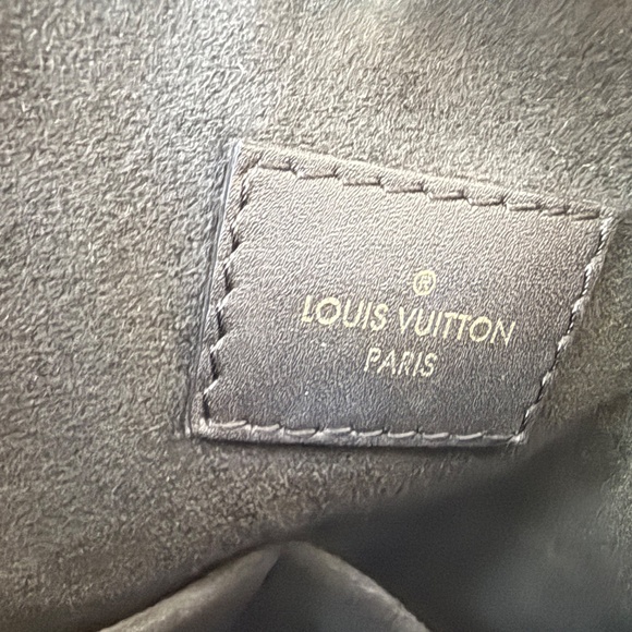 Louis Vuitton V Tote - Picture 4 of 11